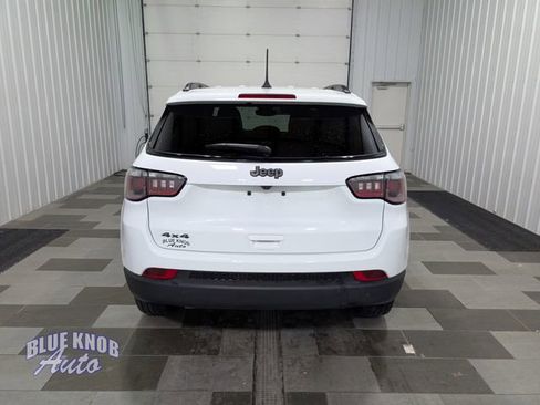Used 2025 Jeep Compass Latitude w/ Convenience Group AWD/4WD image 3