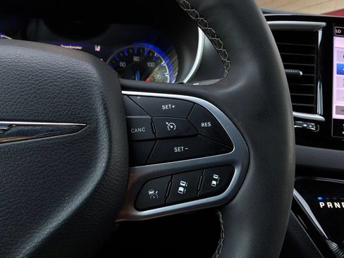 Used 2025 Chrysler Pacifica Select FWD image 41