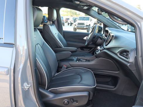 New 2025 Chrysler Pacifica Limited image 30