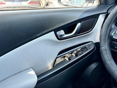 Used 2023 Hyundai Kona Limited FWD image 29