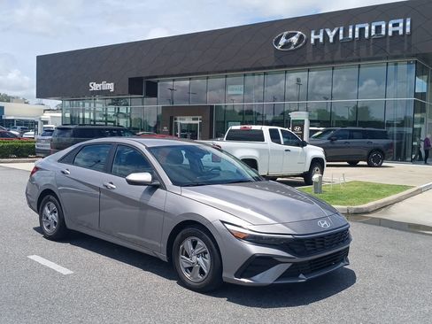 Certified 2024 Hyundai Elantra SE FWD image 1