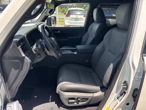 Used 2025 Lexus GX 550 w/ Accessory Package (2T) AWD/4WD image 22
