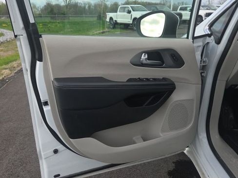 Used 2023 Chrysler Pacifica Touring-L FWD image 28