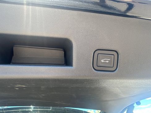 Used 2026 GMC Acadia Elevation w/ Elevation Premium Package FWD image 16