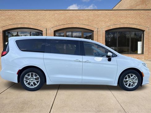 Used 2023 Chrysler Pacifica Touring-L FWD image 2