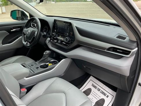 Used 2020 Toyota Highlander XLE AWD/4WD image 37