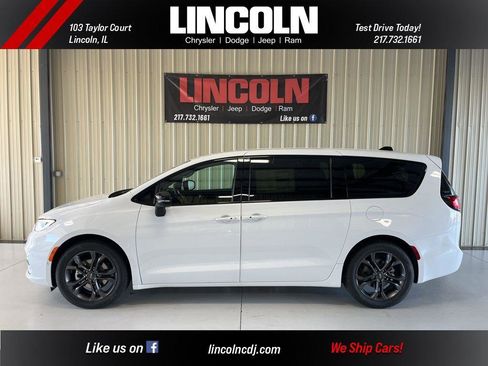 New 2026 Chrysler Pacifica Select image 3