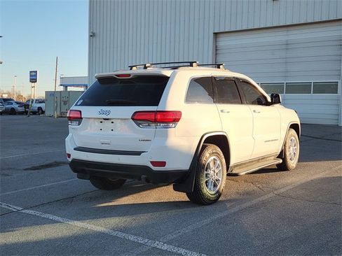 Used 2020 Jeep Grand Cherokee Laredo image 2