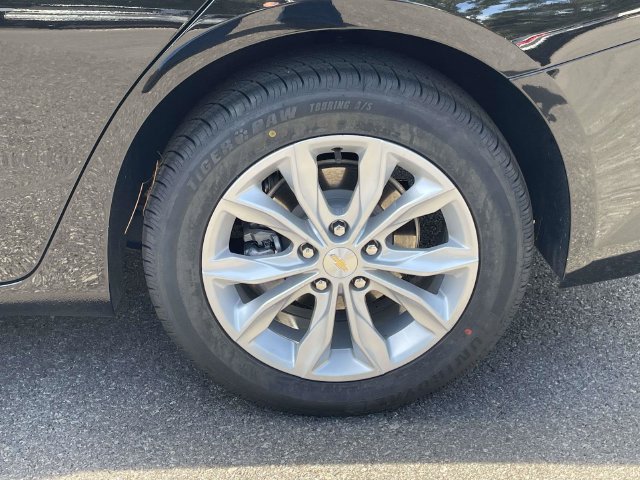 Used 2025 Chevrolet Malibu LT FWD image 3