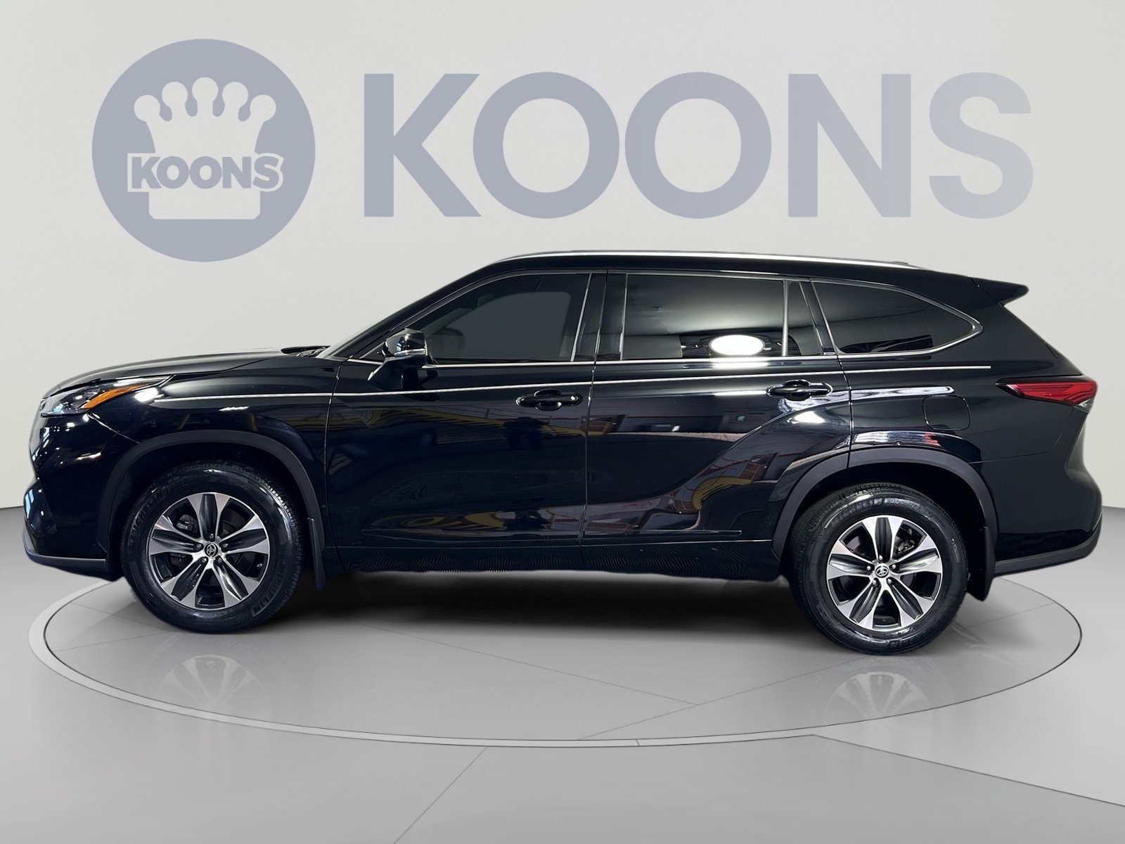 Used 2020 Toyota Highlander XLE AWD/4WD image 2