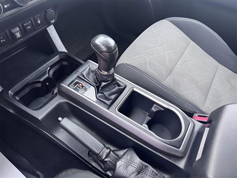 Used 2022 Toyota Tacoma TRD Off-Road image 29