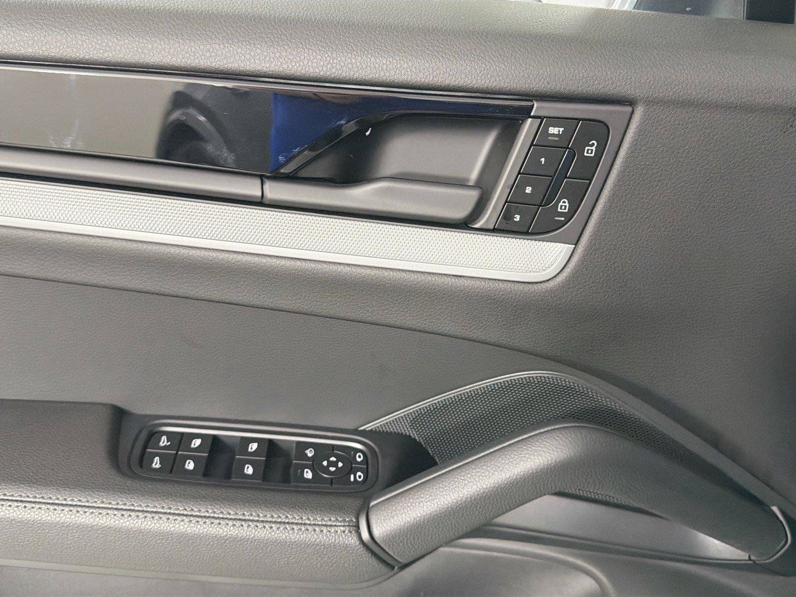 Certified 2025 Porsche Cayenne Coupe AWD/4WD image 31