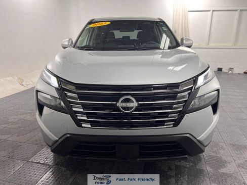 Used 2025 Nissan Rogue SV image 2