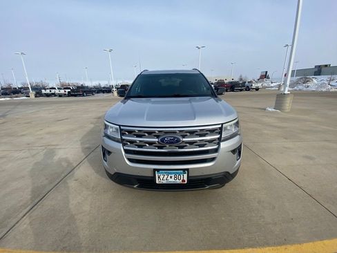 Used 2018 Ford Explorer XLT image 2