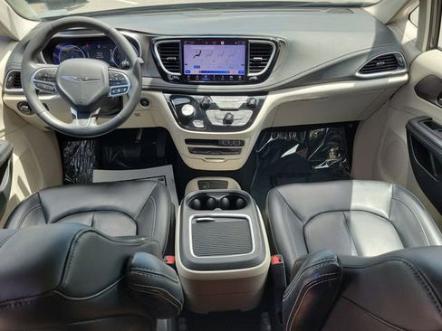 Used 2023 Chrysler Pacifica Touring-L w/ Uconnect Theater Family Group image 13