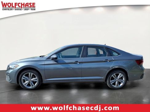 Used 2024 Volkswagen Jetta SE FWD image 2