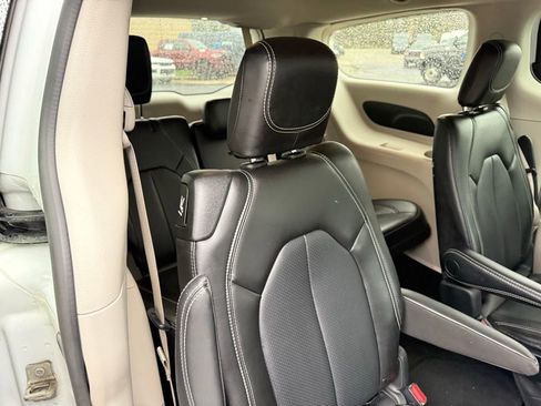 Used 2024 Chrysler Pacifica Touring-L image 30