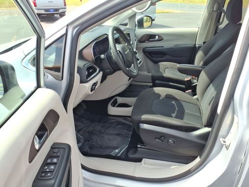 Used 2023 Chrysler Voyager LX FWD image 10