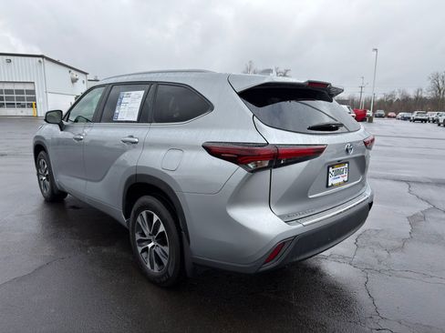 Used 2024 Toyota Highlander XLE image 6
