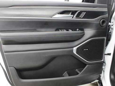 Used 2024 Jeep Wagoneer L Series II image 17