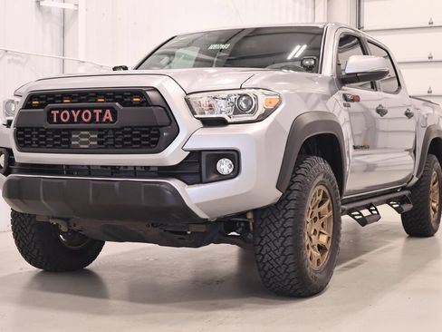 Used 2019 Toyota Tacoma TRD Off-Road AWD/4WD image 6