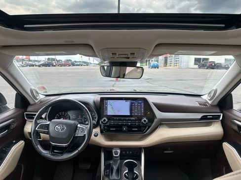 Used 2021 Toyota Highlander Limited FWD image 10
