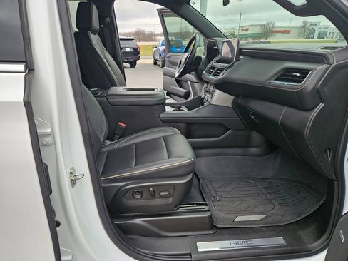 Used 2023 GMC Yukon XL SLT AWD/4WD image 30