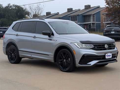 Used 2022 Volkswagen Tiguan SE R-Line image 3