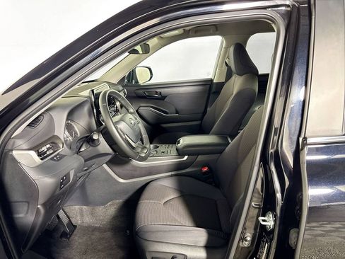 Used 2023 Toyota Highlander LE image 11