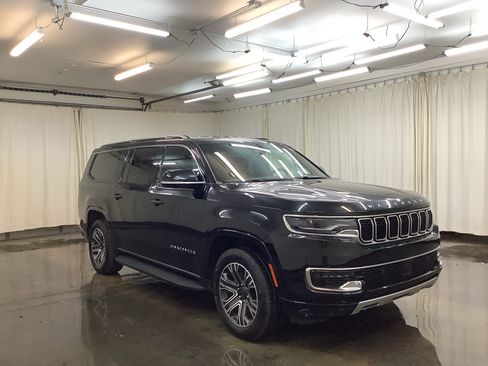 Used 2024 Jeep Wagoneer L Series II w/ Flexible Seating Group AWD/4WD image 3