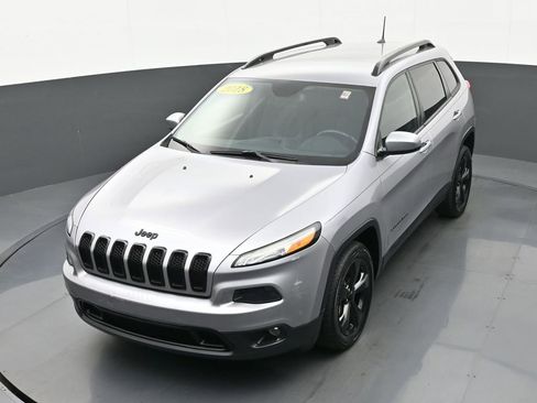 Used 2018 Jeep Cherokee Latitude w/ Altitude Package FWD image 36