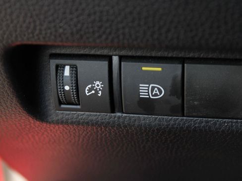 Used 2021 Toyota RAV4 LE AWD/4WD image 9