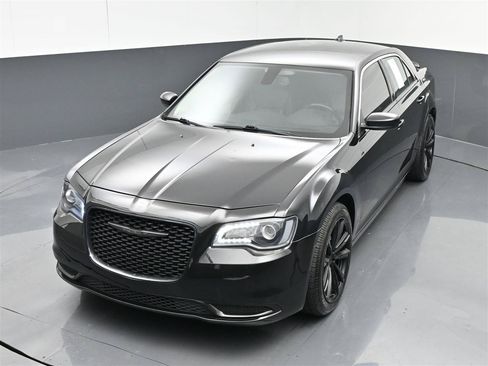Used 2021 Chrysler 300 Touring w/ Sport Appearance Package RWD image 21