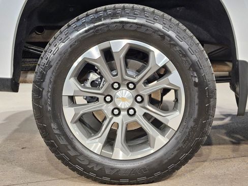 Used 2025 Chevrolet Silverado 1500 High Country w/ Technology Package AWD/4WD image 17