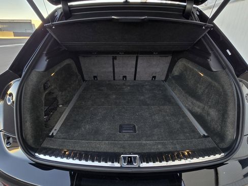 Used 2022 Bentley Bentayga image 44