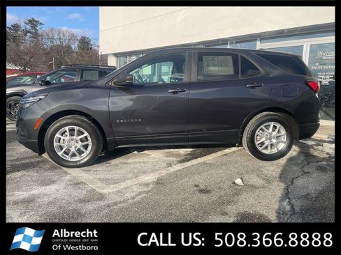 Used 2022 Chevrolet Equinox LS w/ LS Convenience Package image 2