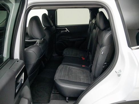 Used 2024 Mitsubishi Outlander SE image 25