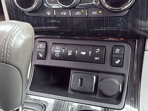 Used 2016 Chevrolet Traverse LTZ AWD/4WD image 37