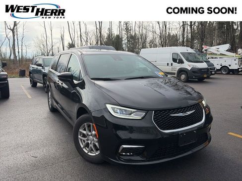 Used 2026 Chrysler Pacifica Select image 1