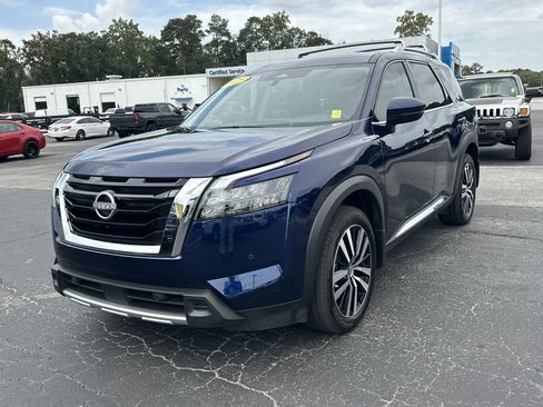 Used 2025 Nissan Pathfinder Platinum image 4