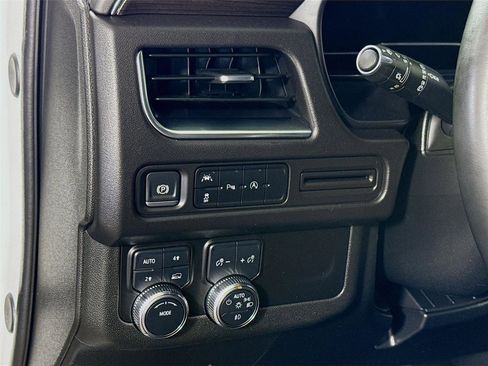 Used 2024 GMC Yukon SLE AWD/4WD image 4