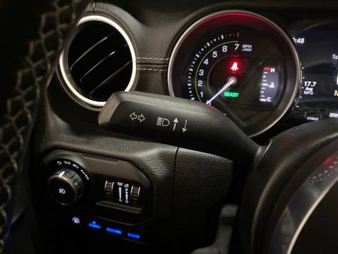Used 2022 Jeep Wrangler Unlimited Sahara AWD/4WD image 39