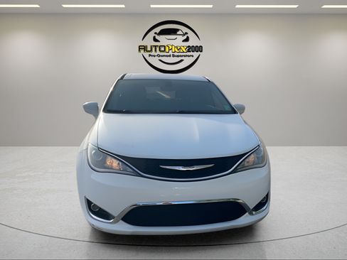 Used 2018 Chrysler Pacifica Touring Plus w/ Tire & Wheel Group FWD image 2