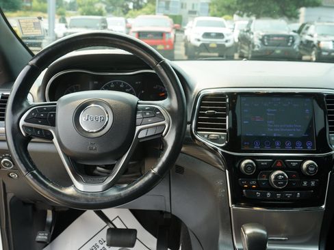 Used 2019 Jeep Grand Cherokee Laredo AWD/4WD image 17