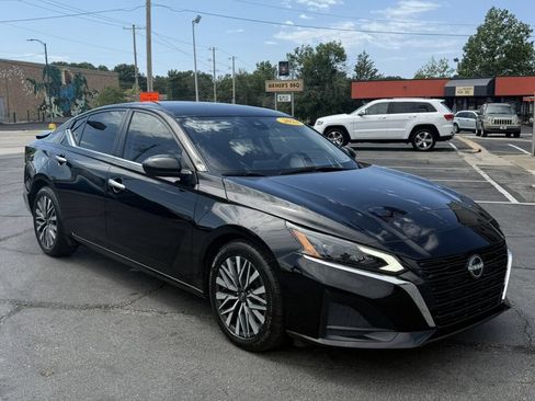 Used 2023 Nissan Altima 2.5 SV FWD image 2