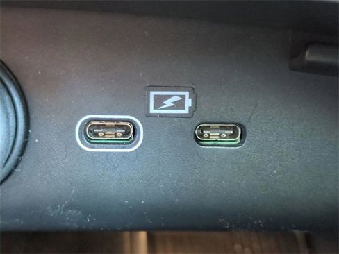 Certified 2025 Volvo XC40 B5 Core image 19