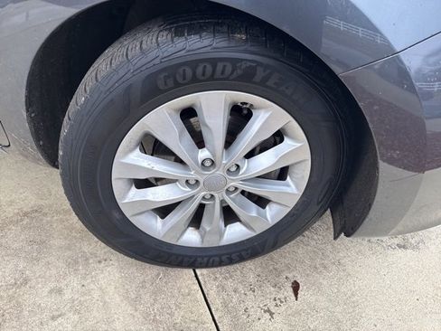 Used 2017 Kia Sedona EX image 19