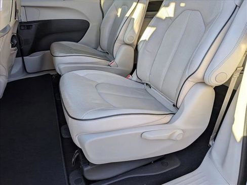 Used 2017 Chrysler Pacifica Platinum image 18