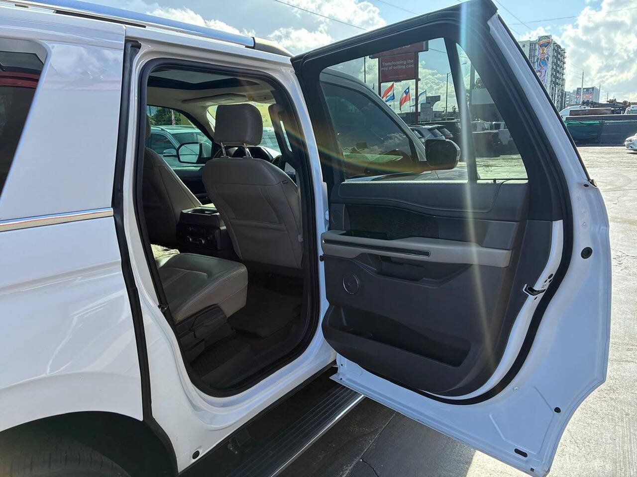 Used 2020 Ford Expedition Max Limited RWD image 2