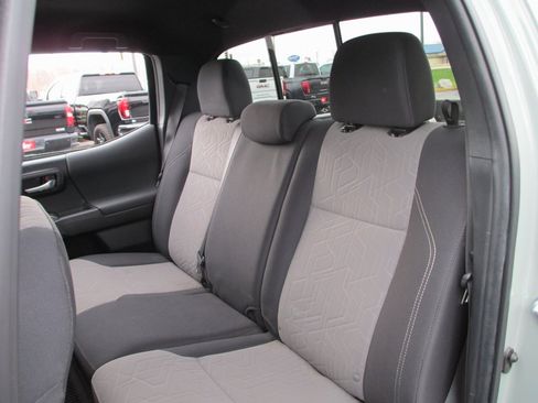 Used 2022 Toyota Tacoma TRD Off-Road image 16